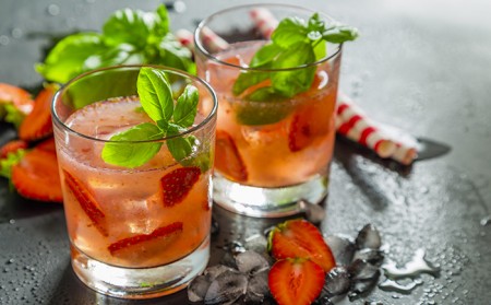 Thé glacé à la fraise et au basilic